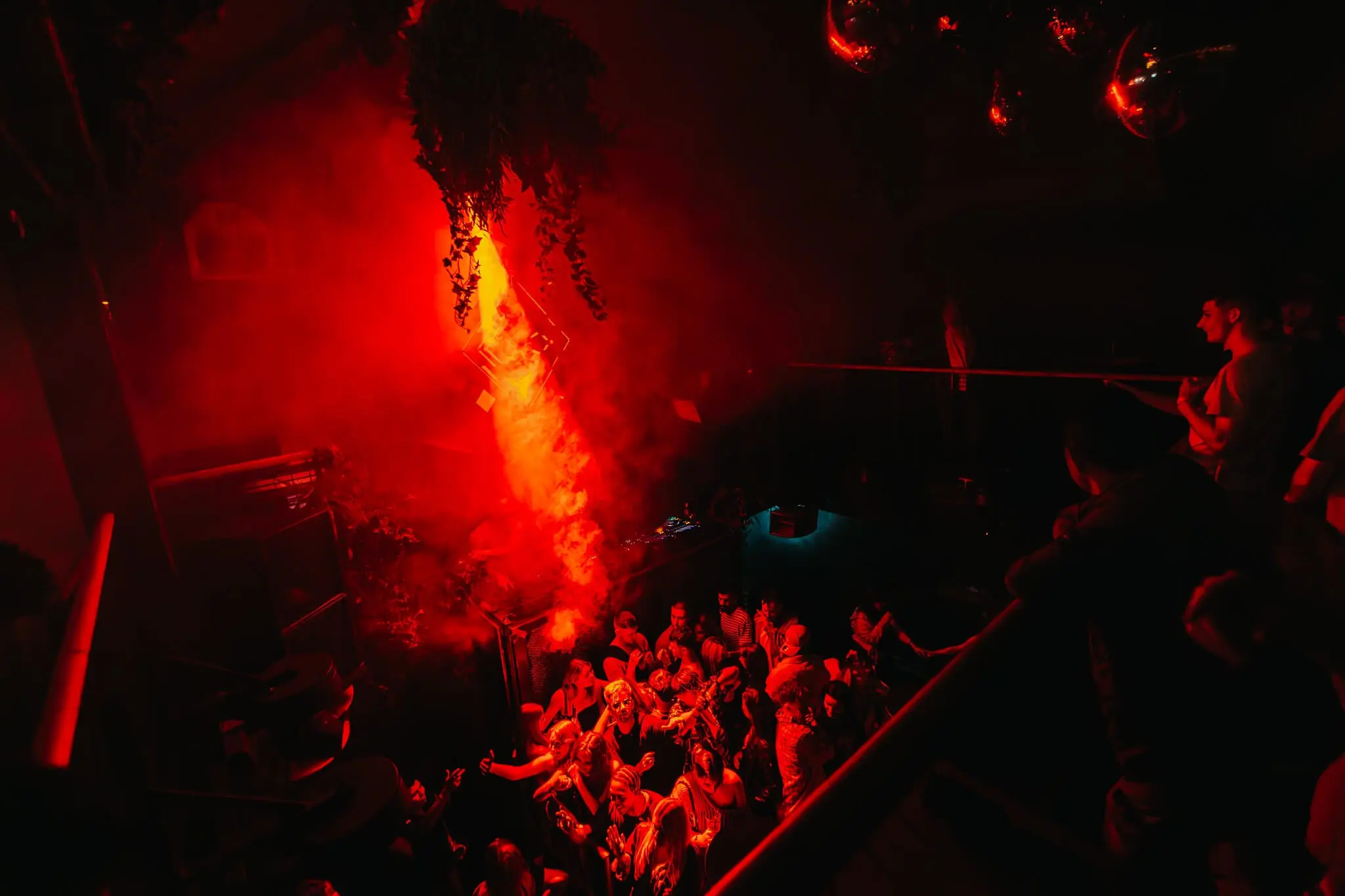 Smoke and lights over the Thompsons dancefloor